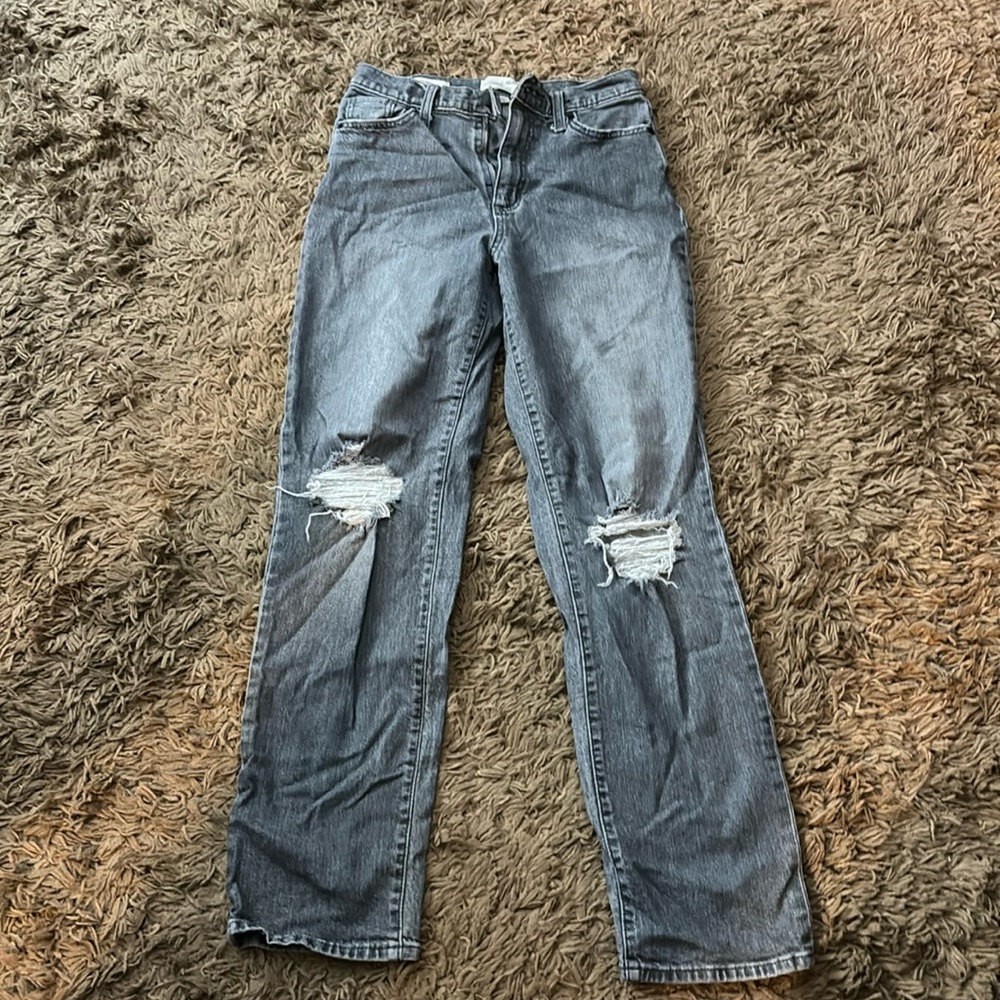 Universal thread jeans. Women’s size 2/26R. Color: Gray. Great condition